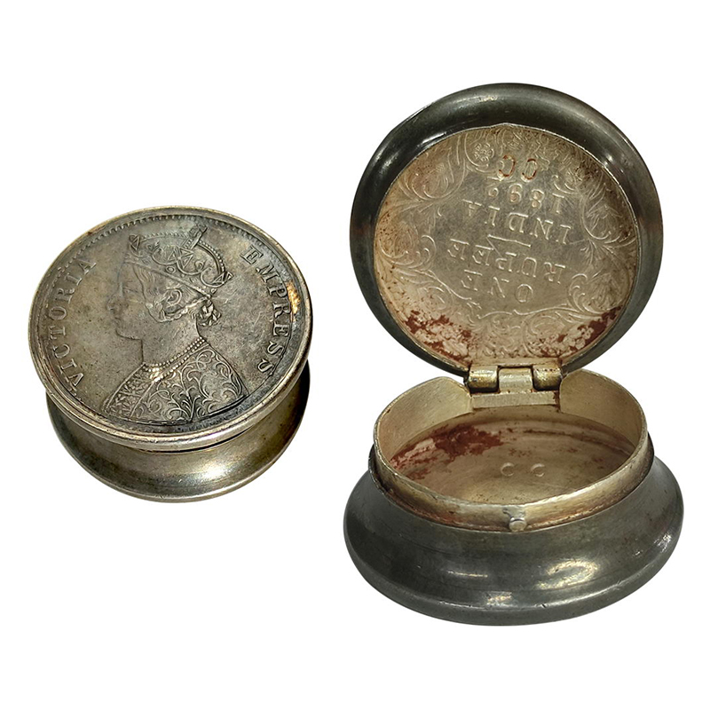 Victoria Kumkum Dabbi, Silver, 26.61 g, a Silver circular box called Dabbi made of 1 Rupee