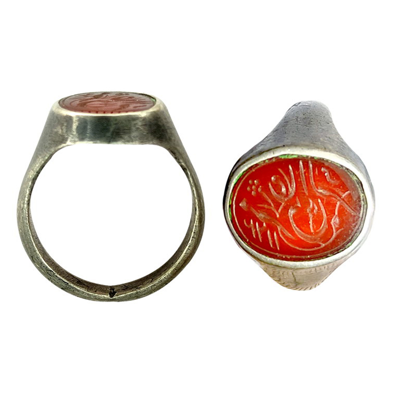 Signet Ring, Red Jade in a silver ring, 5.85 g, written in Mughal calligraphy reading in n