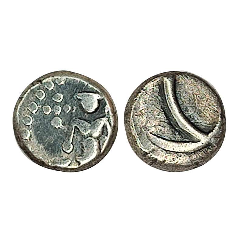 Fanam, Silver, 0.86 g, Lord Vishnu standing on obverse, interlinked double C on reverse, N