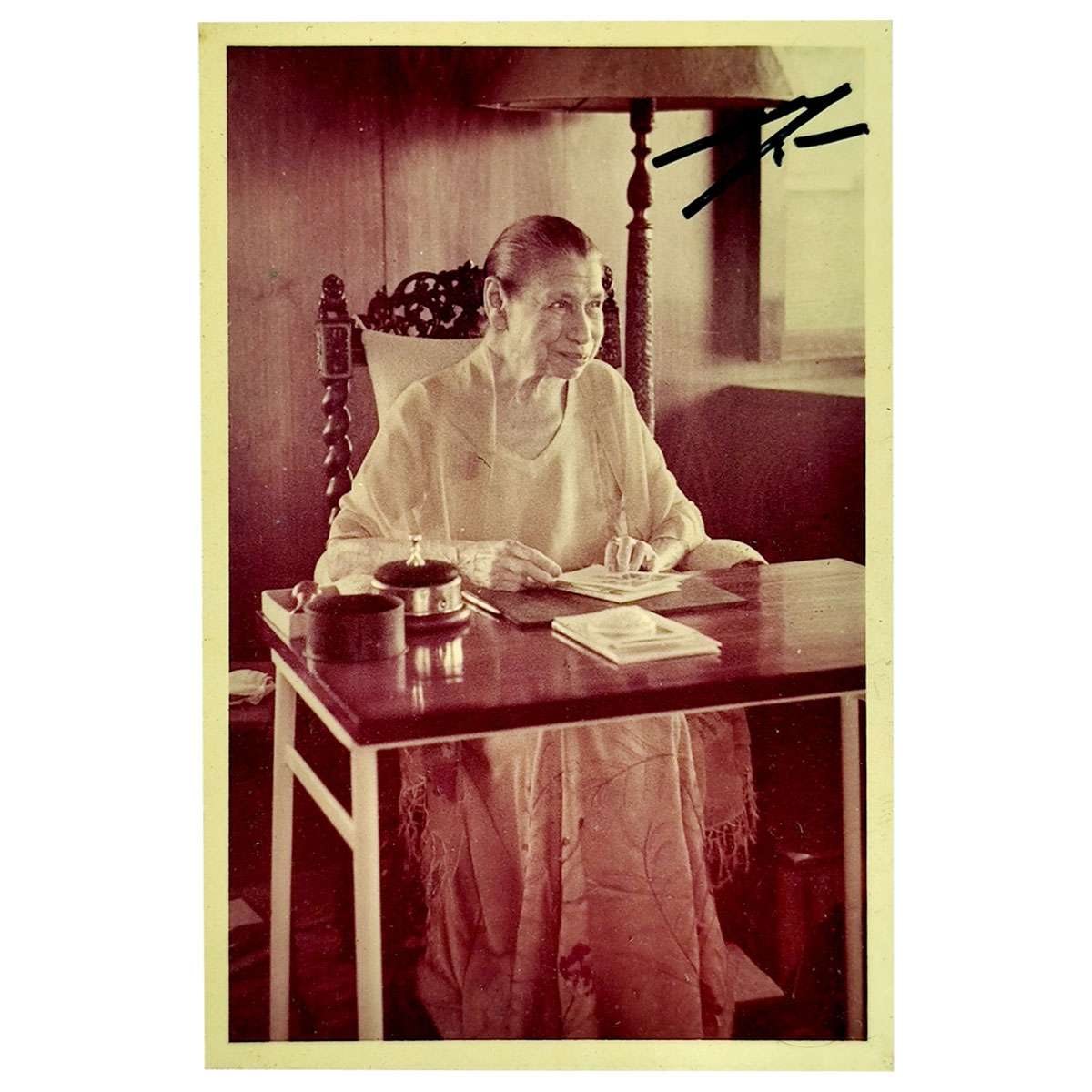 Photo-Autograph of The Mother (La Mère) on a photograph of the Mother, paper, 60x90 mm, or